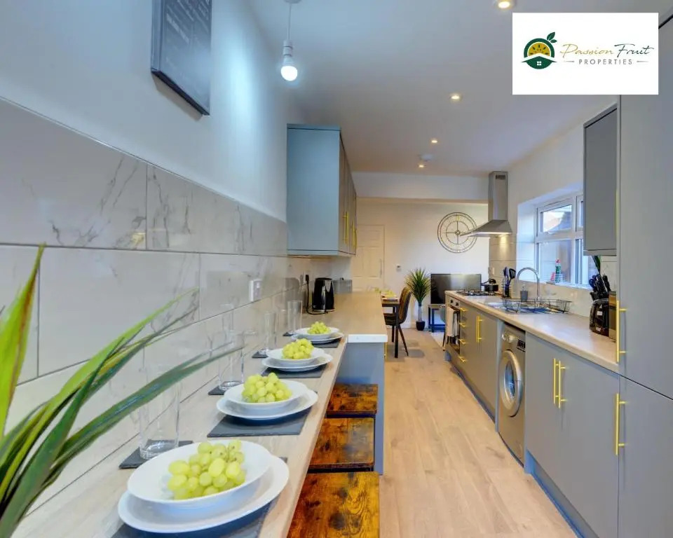 5 Bedroom - 5 Bathroom House By Passionfruitproperties close to Coventry City Centre with Free Wi-fi and garden - 34HRC