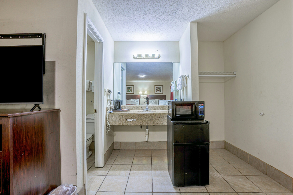 Whispering Pines by Hotel O White stone VA