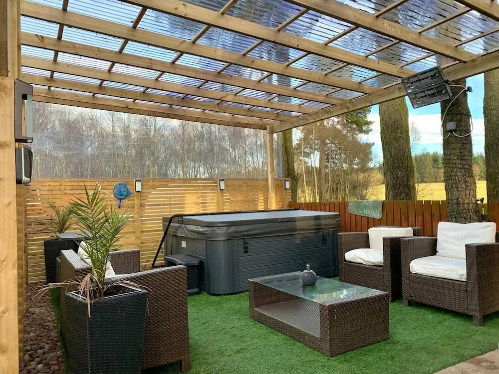 Lovely Semi-rural Caravan & Hot Tub - Sleeps Fam 6