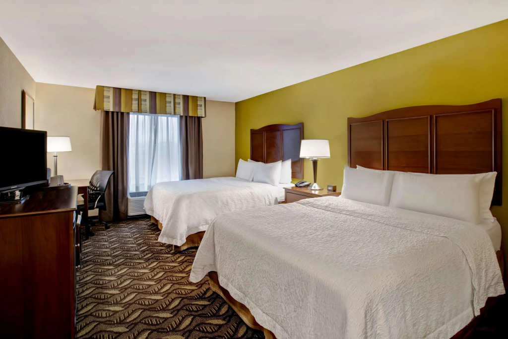 Hampton Inn Dekalb - Near the University