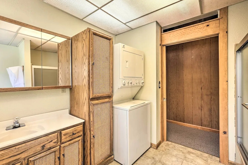 Tahoe Vista Cabin w/ Deck: 1 Mi to Kings Beach!