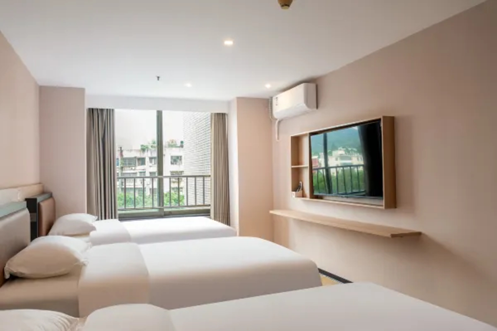 Yuezhi Light Hotel(Guangzhou Eastern Railway Station Yantang Metro Station Store)