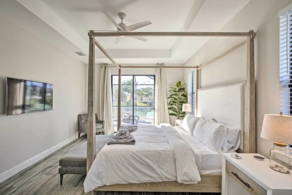 Sun-Seekers Getaway: Lavish Cape Coral Villa