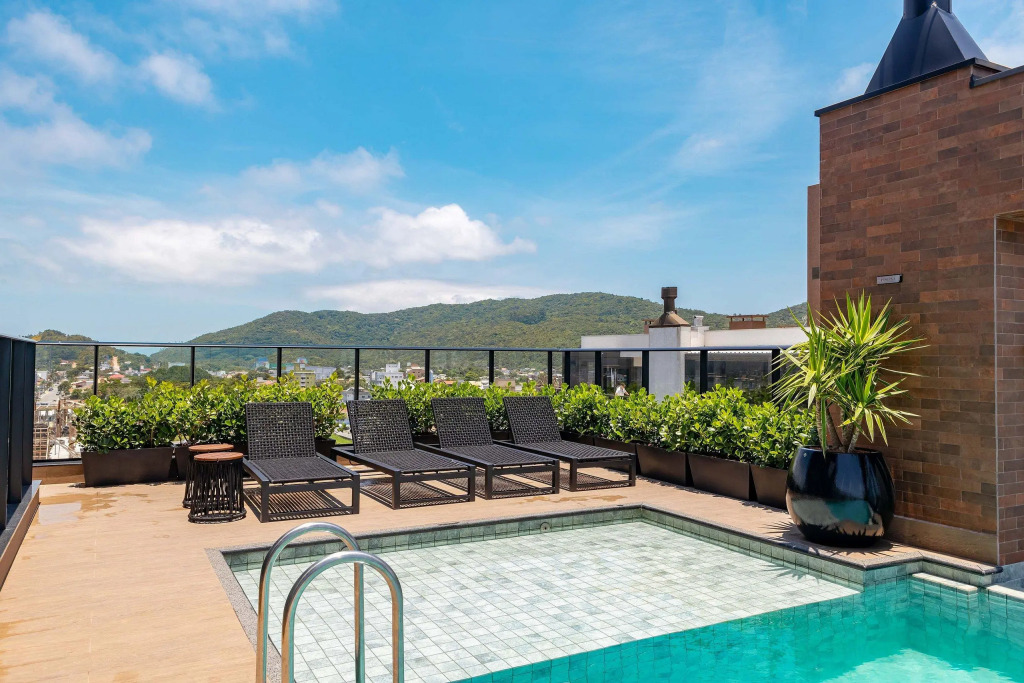 Luxuoso Loft em Condomínio com Piscina a 150m do Mar