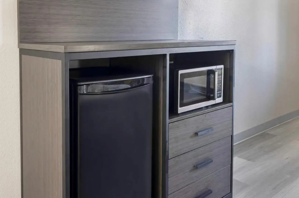 Econo Lodge Inn & Suites
