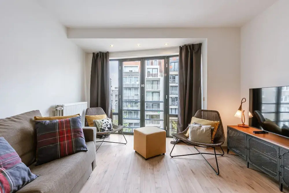 Huswell - Bright Stylish Apartment With Balcony