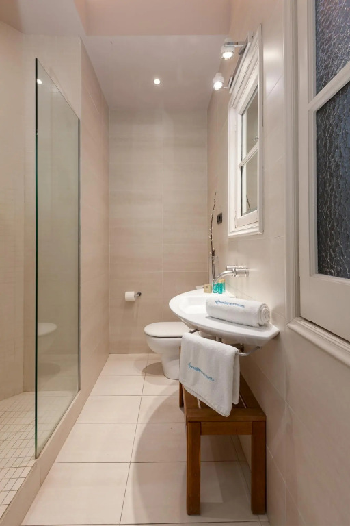 GAUDIR 4 · PERFECT apart. next to P. de Gracia for 4 Pax