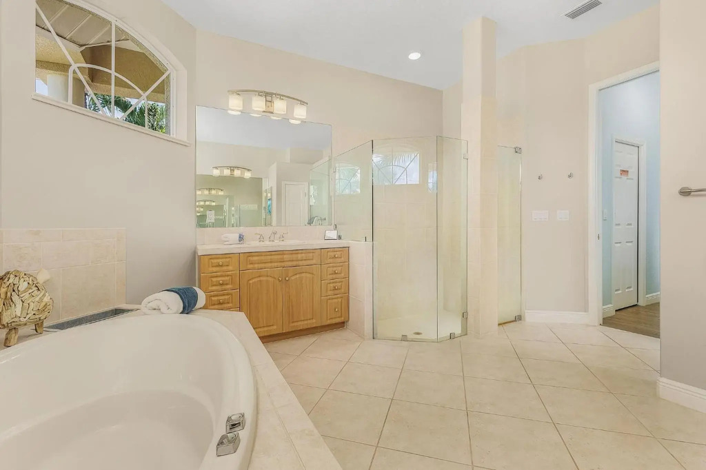Waterfront Villa Ocean Drive ID1431
