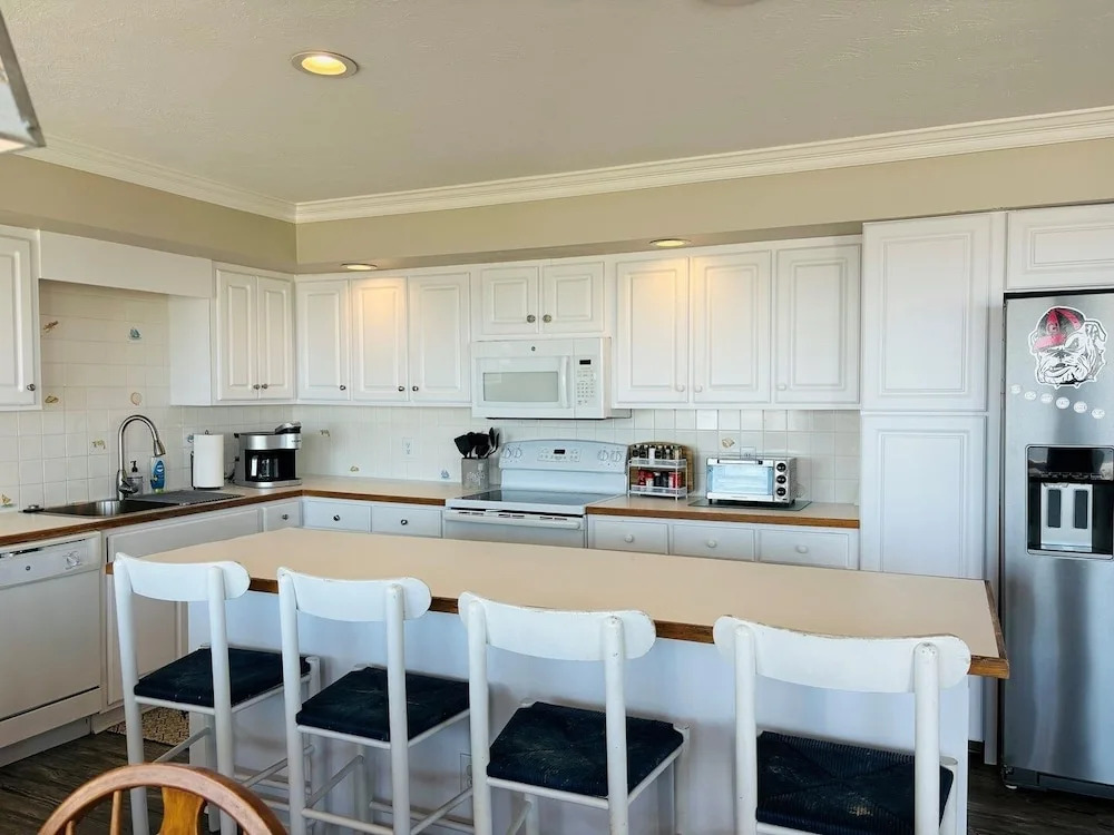 Nothin But Nett 5 Bedroom Home by RedAwning