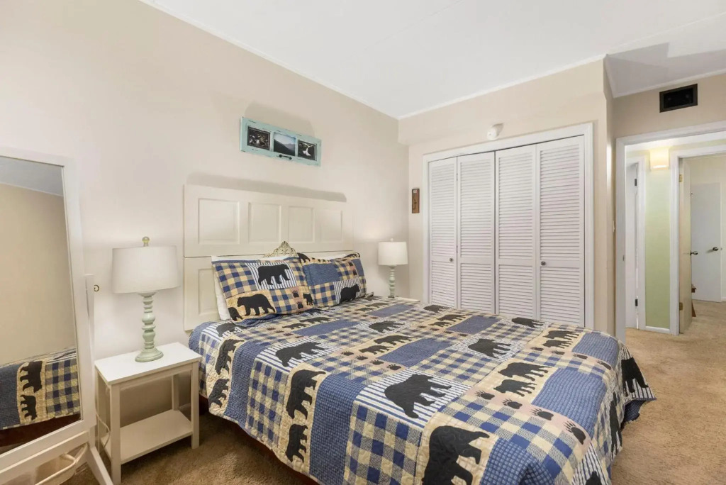 Fall into all the Smokies have to offer in this great mountain escape-Over 1500 Square Feet and Sleeps 9