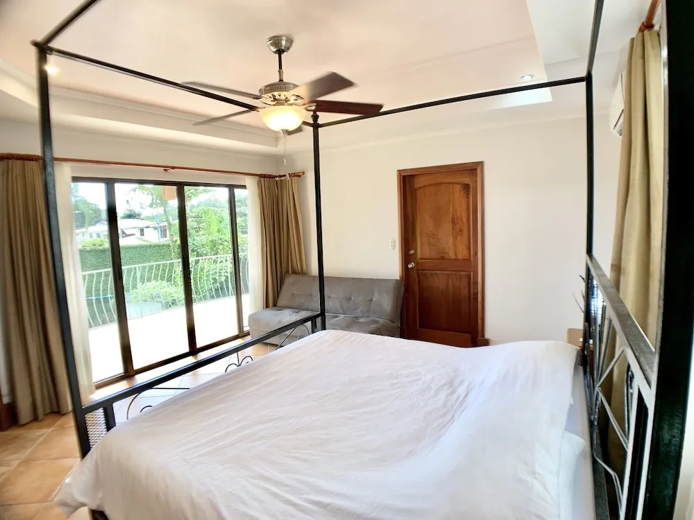 Villa Arenas- Private Pool & Easy Beach Access in Jaco