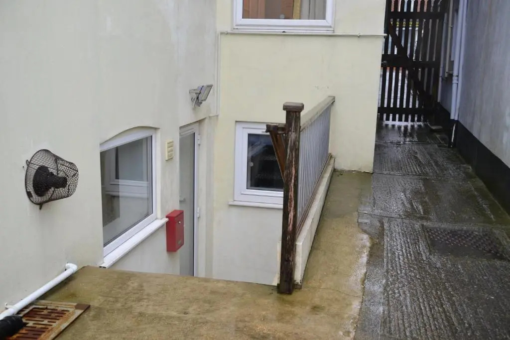 Willow Tree Apartment - 1 Bedroom Apartment - Stayseekers