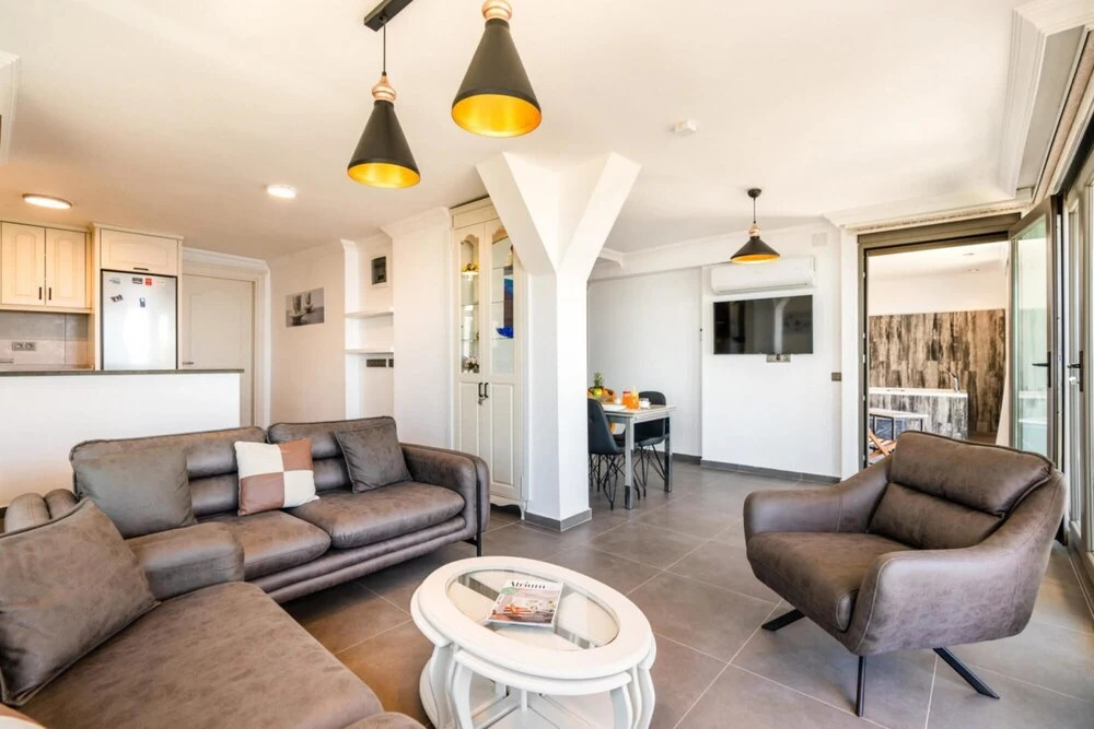 Lovely Flat 300 m to Beach With Shared Pool in Kas