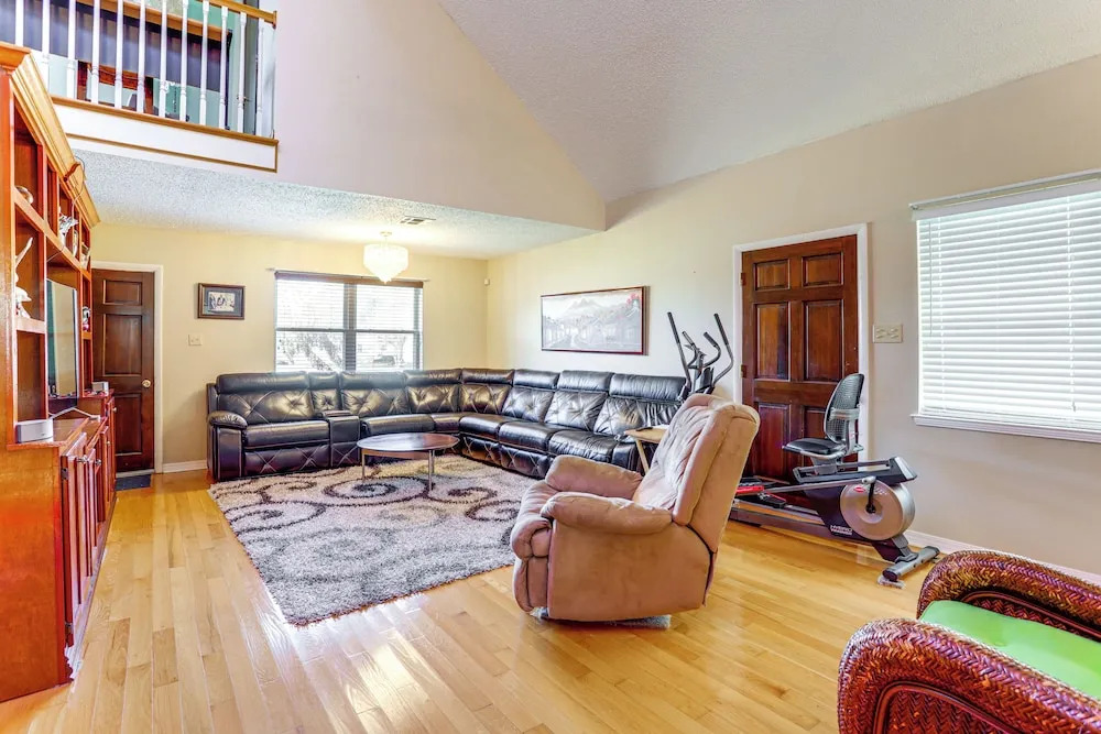 5 Mi to French Quarter: Central Nola Home w/ Decks