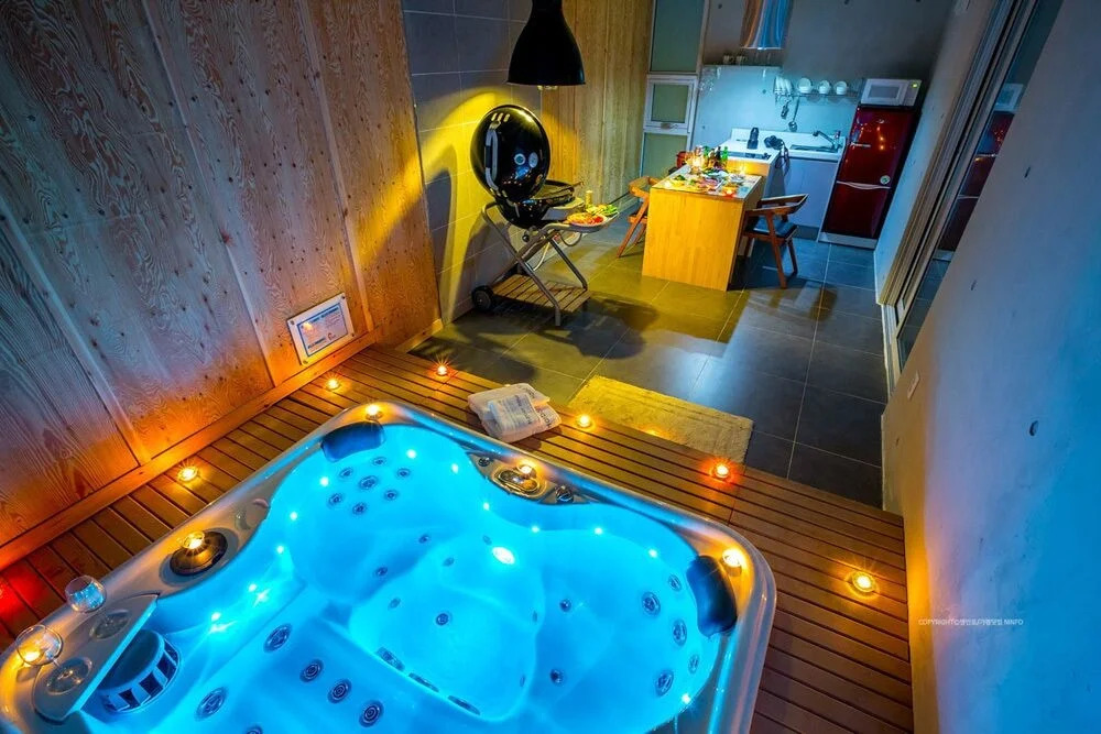 Harbor House poolvilla couple
