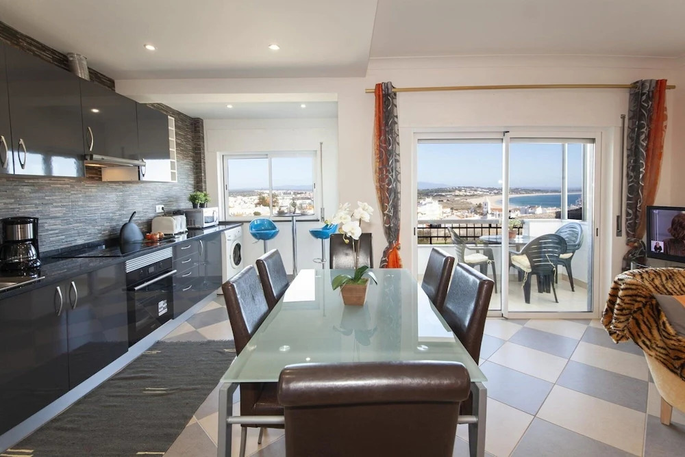 B17 - The Stunning Seaview Apartment