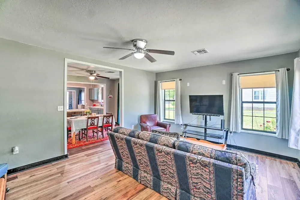 Centrally Located Lawton Home: Dogs Welcome!