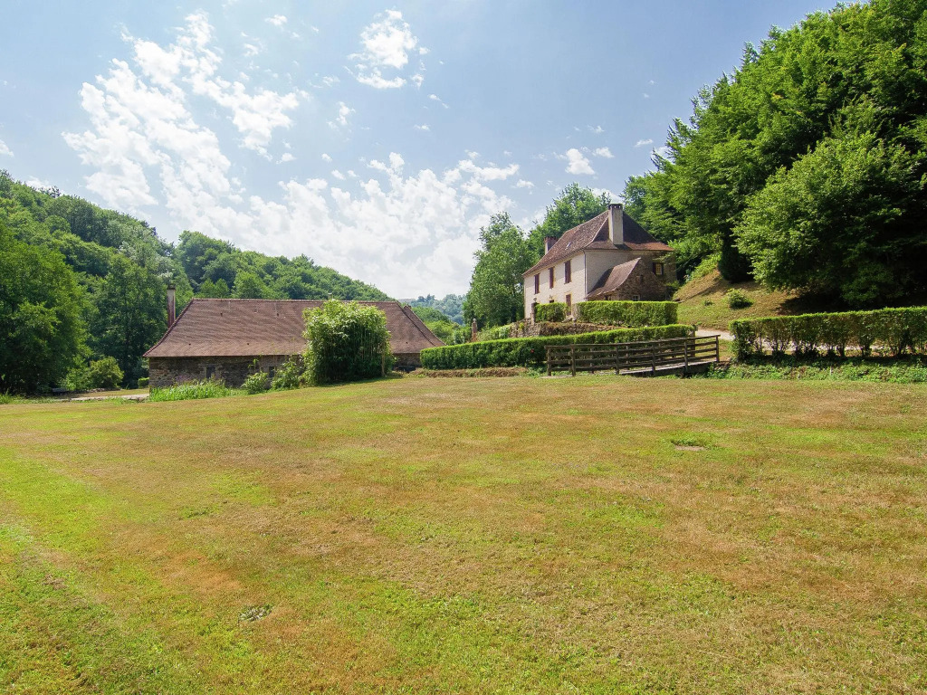 Authentic farmhouse with heated pool (12x6) close to a river on a beautiful spot