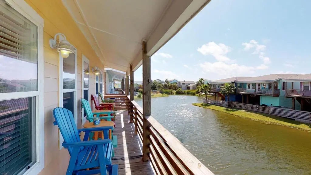 OV23 House on Stilts with Beachy Decor, Located near Beach, Balcony, Shared Pool