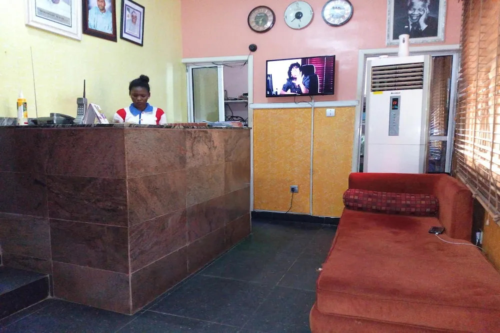 First Laurel Hotel & Suites