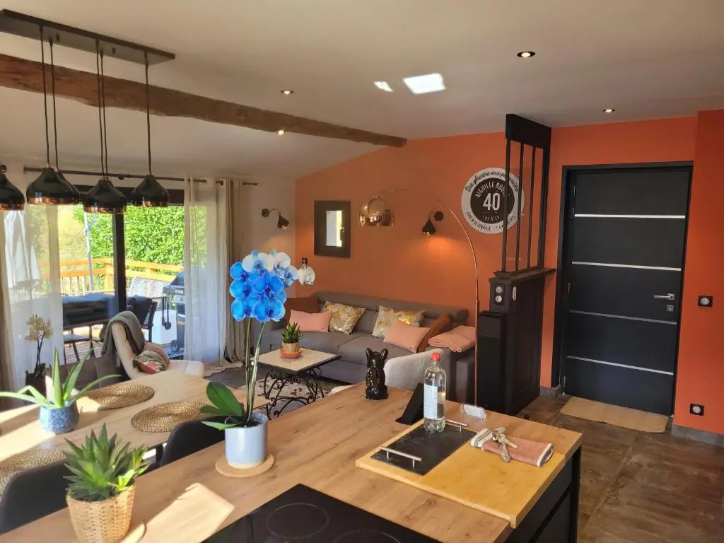 gîte du ruisseau 80m2, maison entière au calme, 2 chambres 2 salles de bain avec terrasse et garage