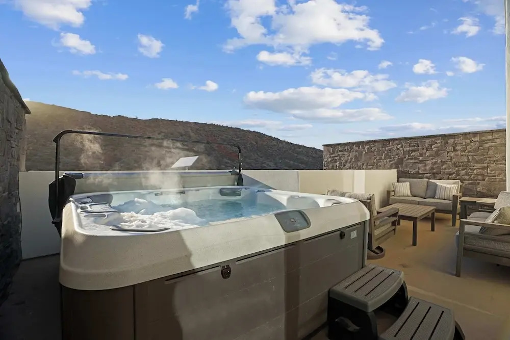 Brand New! Desert Cliff Sleeps 20 Guests!