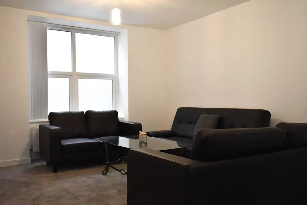 Modern Open Plan 5 Bedroom Home With Garden