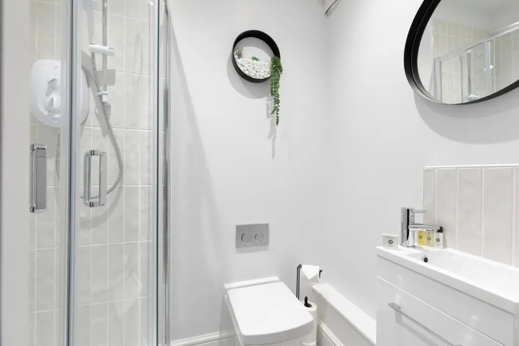 Elliot Oliver - Luxury 2 Bedroom Regency Apartment With Parking & EV Charger