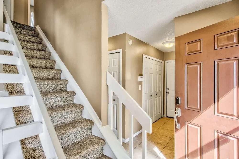 4 BR Country Home In Suburbs W/trails & Parks