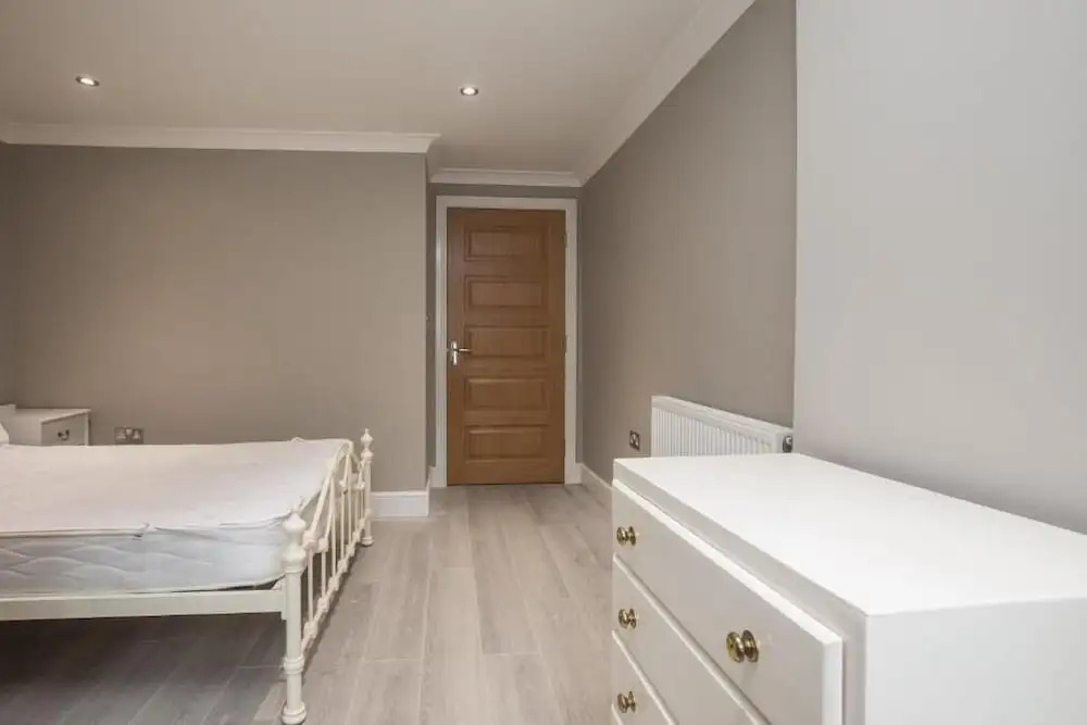 Charming 2-bedroom Apartment in Central Kingston Upon Thames