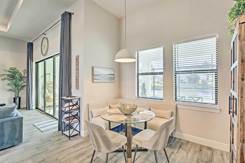 Sun-Seekers Getaway: Lavish Cape Coral Villa