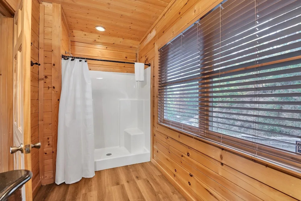 Cabin w/ Theater, Games & Hot Tub! Sleeps 30!
