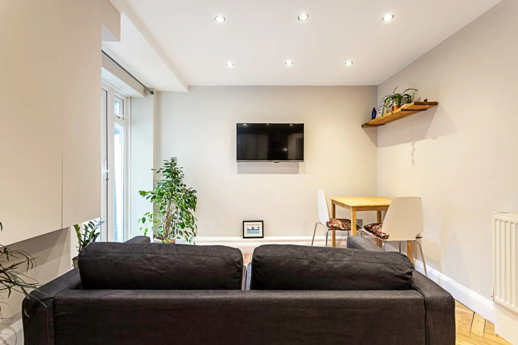 Cosy Garden Flat in Prestigious Residential Area