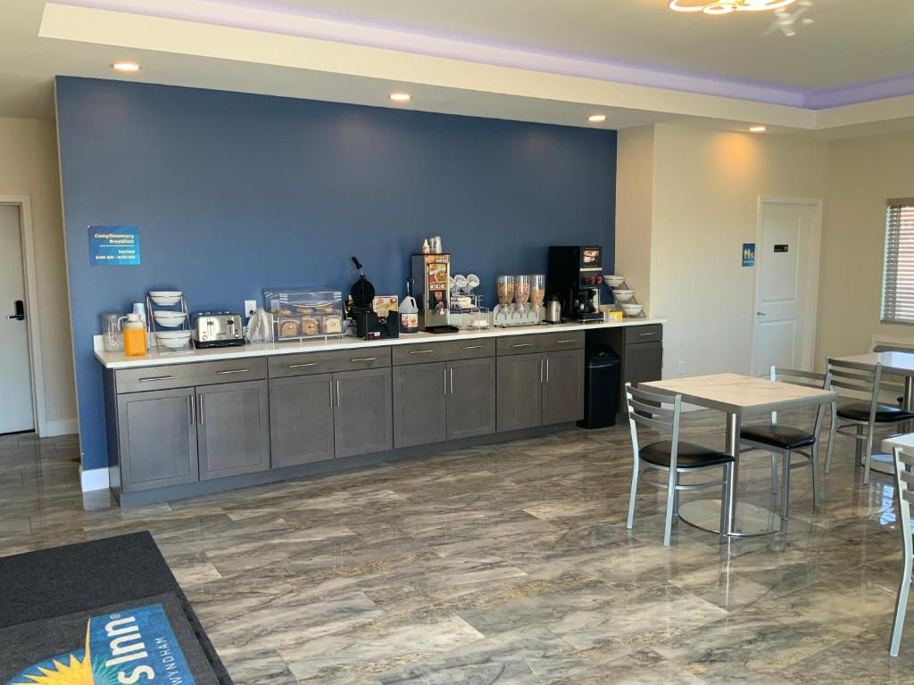 Days Inn by Wyndham Troy IL