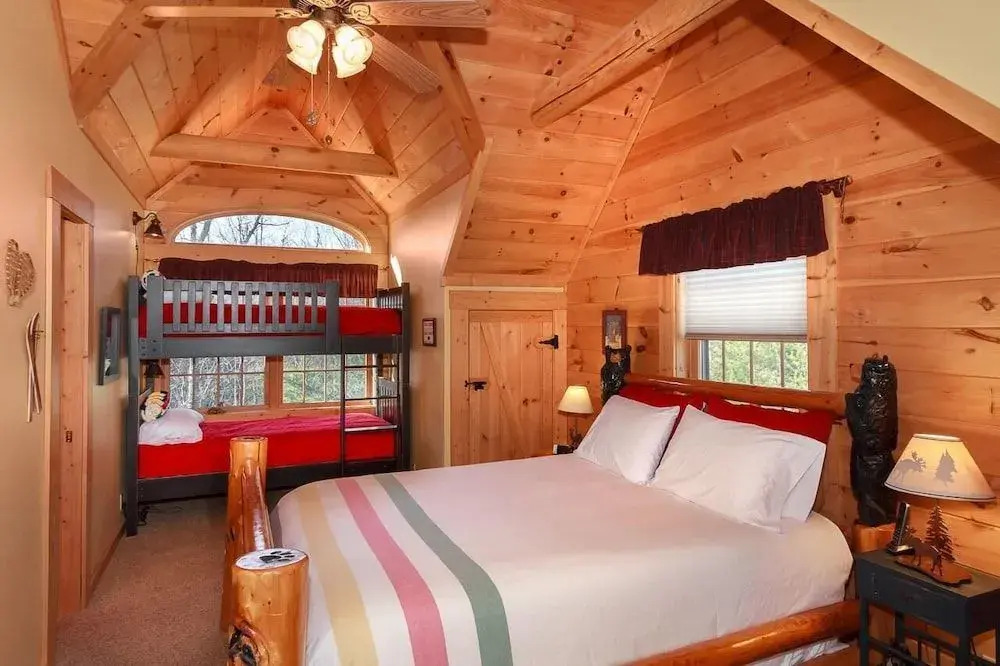 Among The Clouds - 4 Br cabin by RedAwning