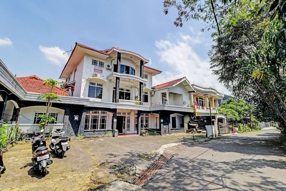 RedDoorz near Metro Bandung