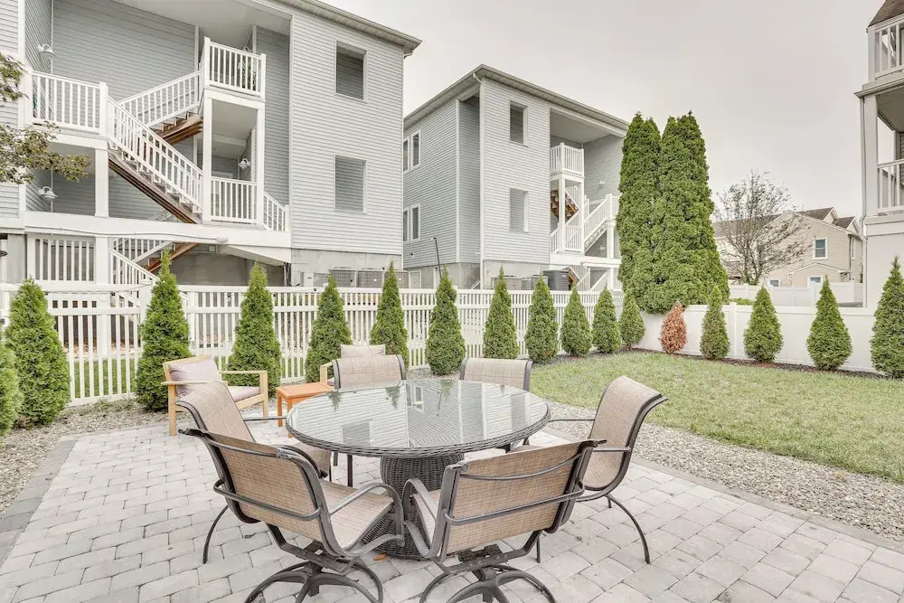 Wildwood Home w/ Deck - Walk to Beach + Boardwalk!