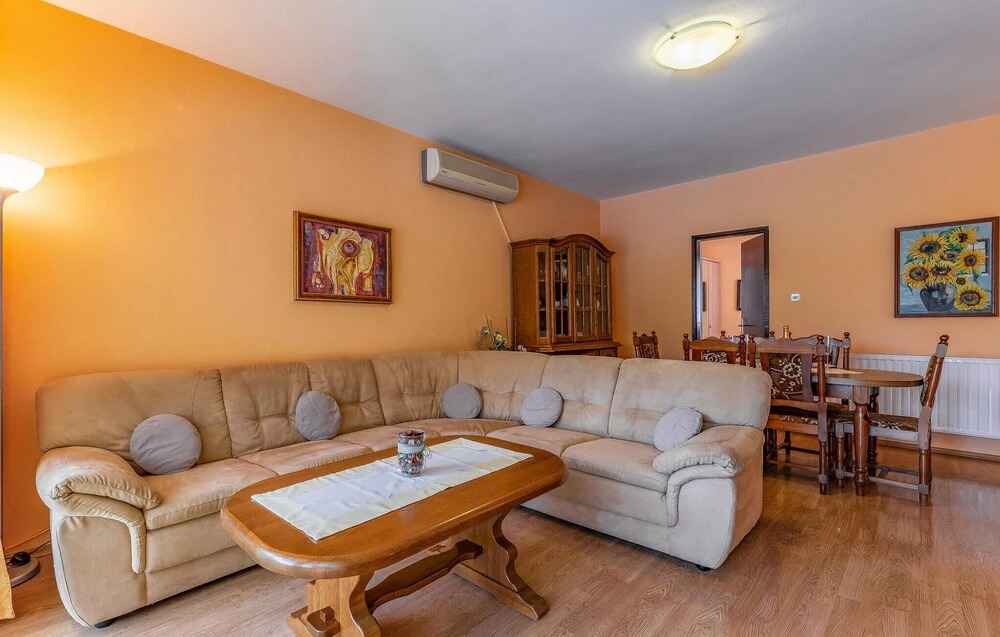 Amazing Home In Liznjan With Kitchen