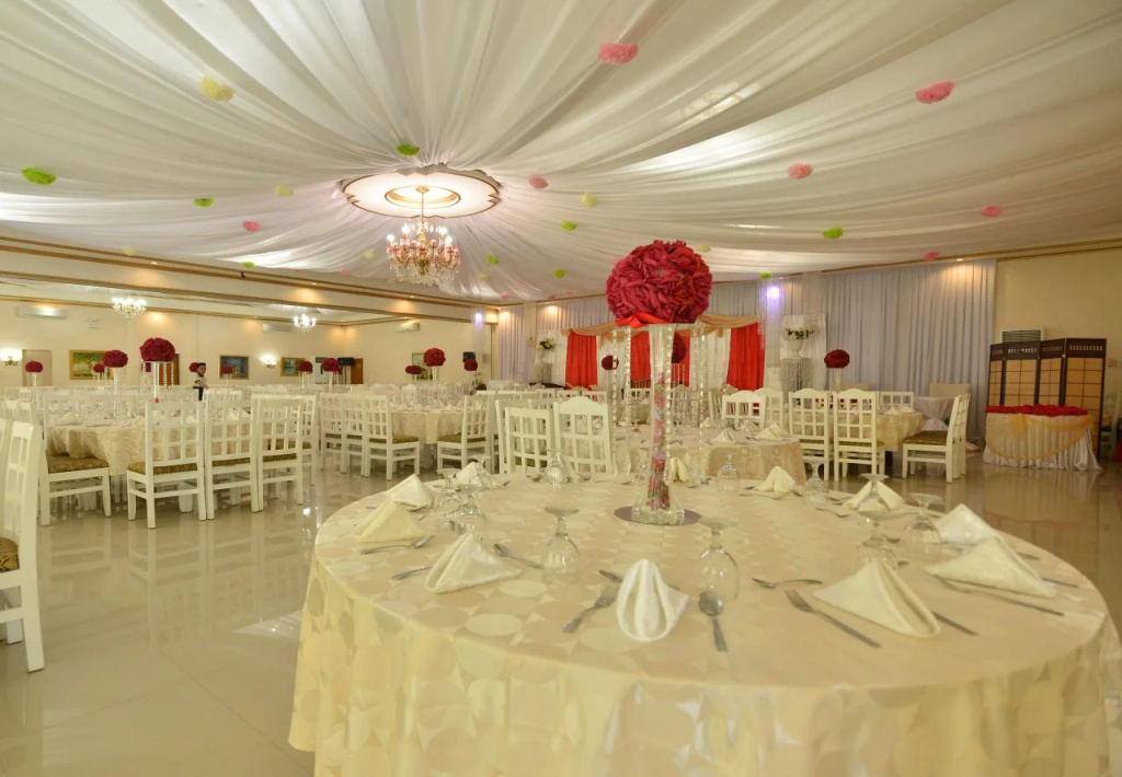 Roz And Angelique's Inn & Suites