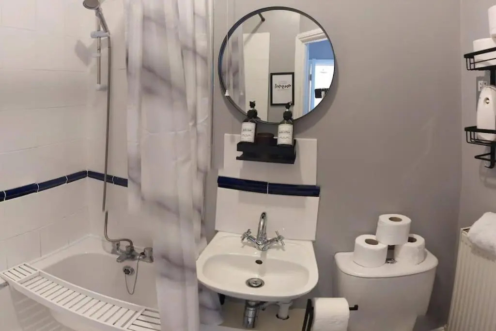 Spacious City Centre Corporate Apartments for City Traveller's by Homesys Accommodation