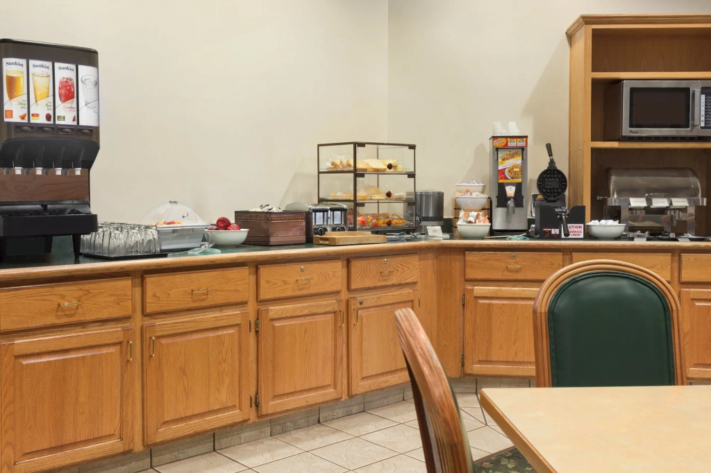 Country Inn & Suites by Radisson, Salina, KS