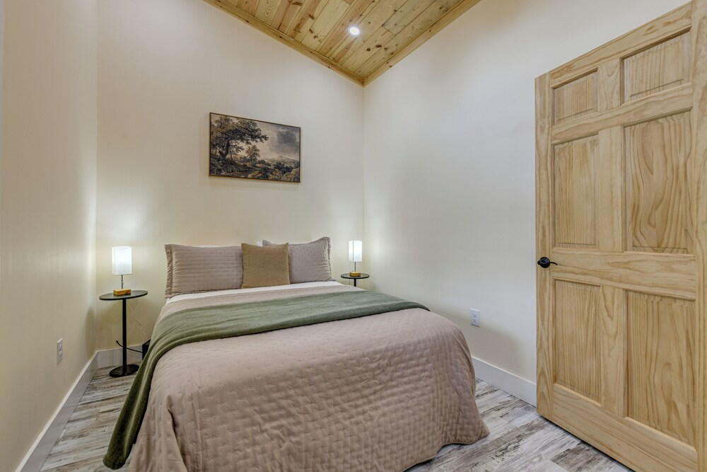 Walk to Main St! Mtn-view Getaway in Waynesville