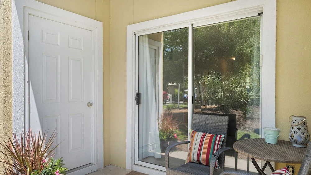 1st Floor, Walkable to Dining, Shopping, Beach - Sleeps 6