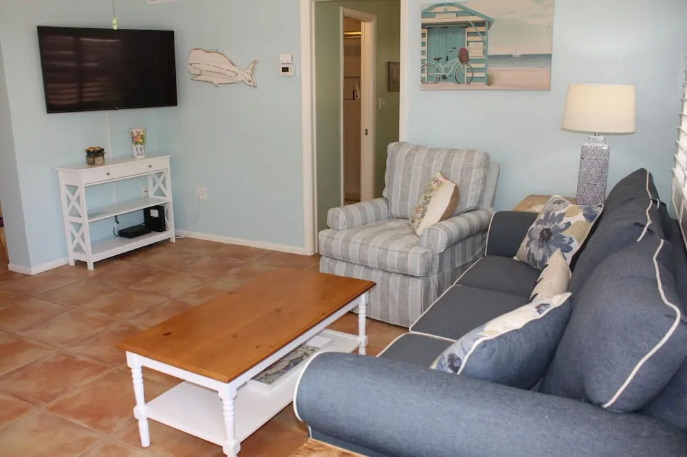 Aloha Kai - Unit 20- Beautifully Updated! 2 Bedrooms 2 Bathrooms Apts
