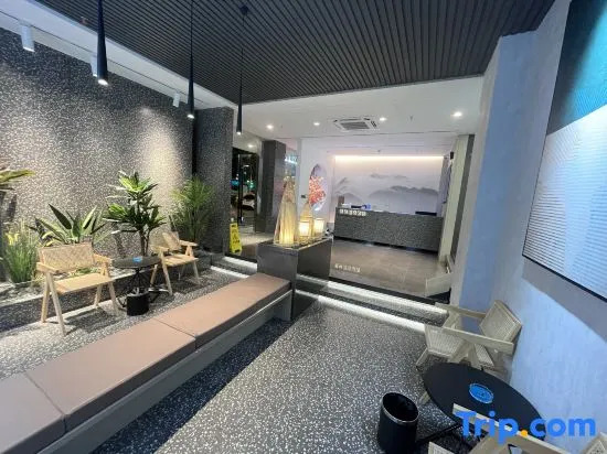 Encounter at the Corner Lodge Hotel (Shantou Chenghai Pumei Flagship Store)