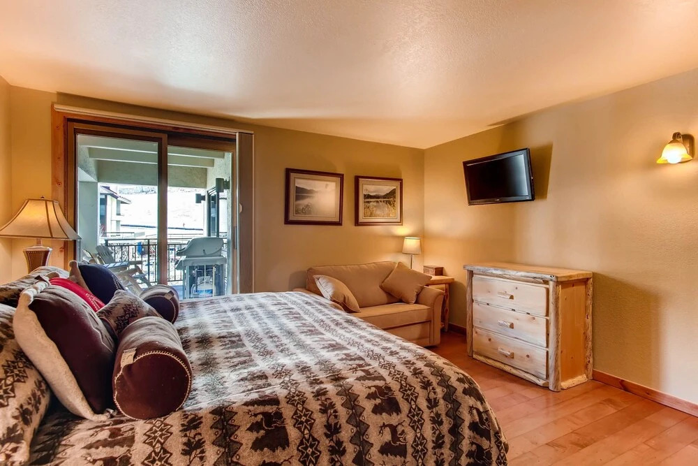 Recently Remodeled 2 Br Condo at the Plaza