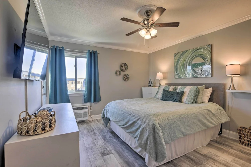 Beachfront Condo w/ Balcony: Walk to Apache Pier