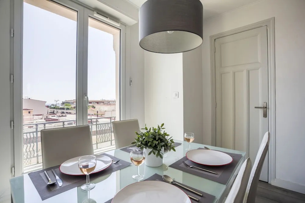 One BDRM large flat central A/C-Congress/Beaches by Weekome