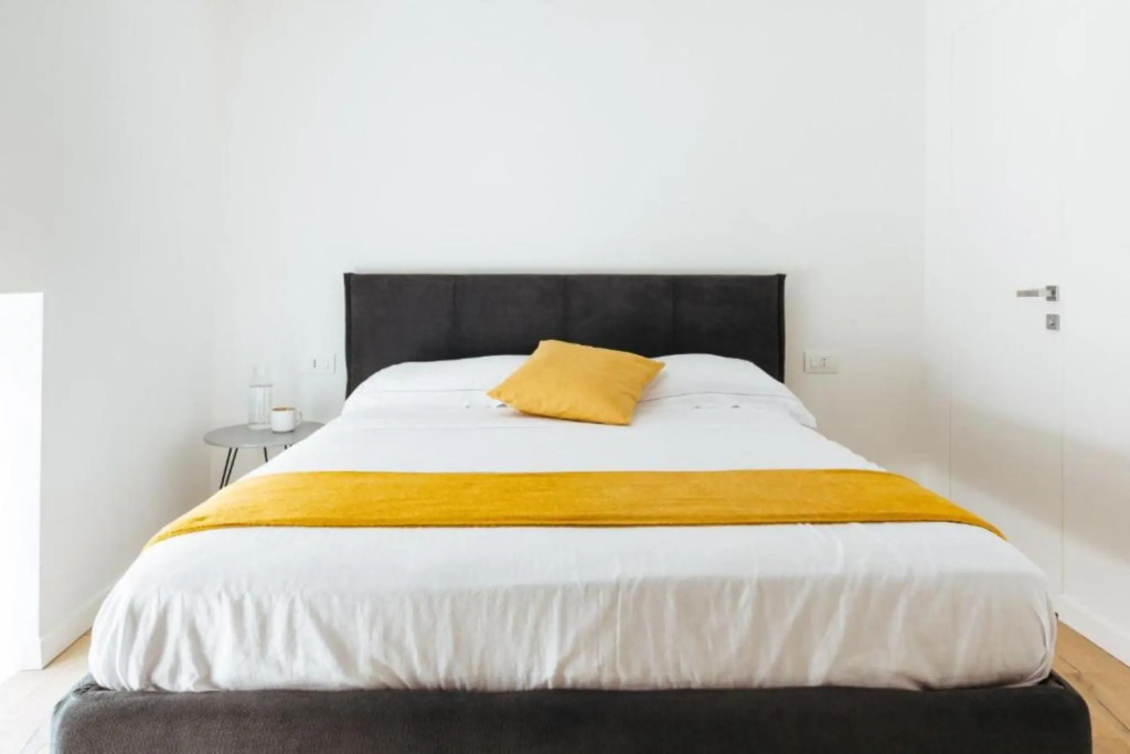 Yolk, characteristic complex with a minimal style close to the port of monopoli-Holyday
