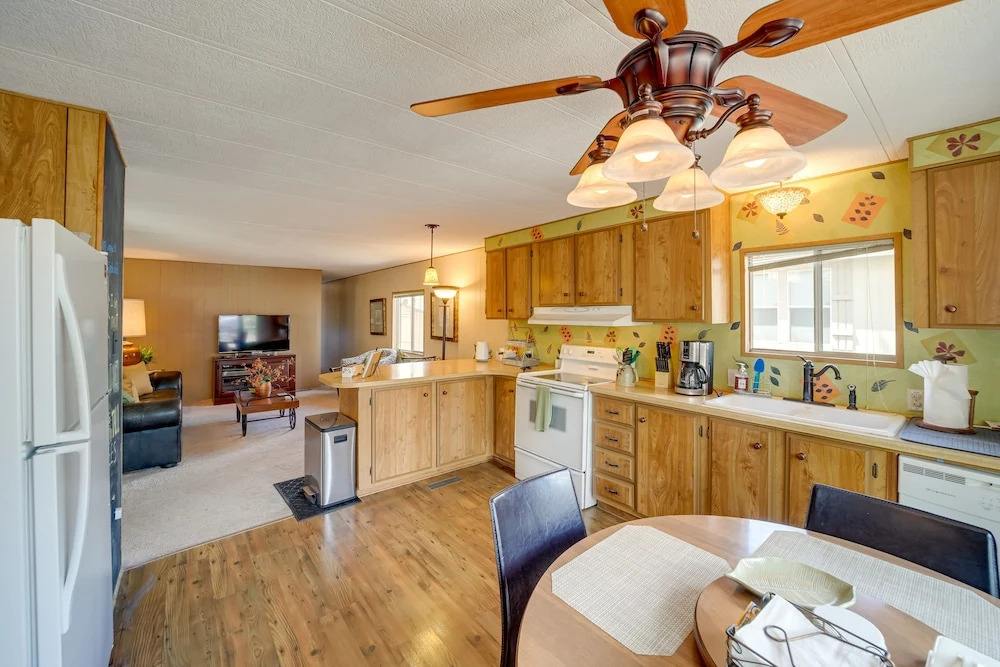 Patio & Grill: Cozy Cabin in Munds Park!